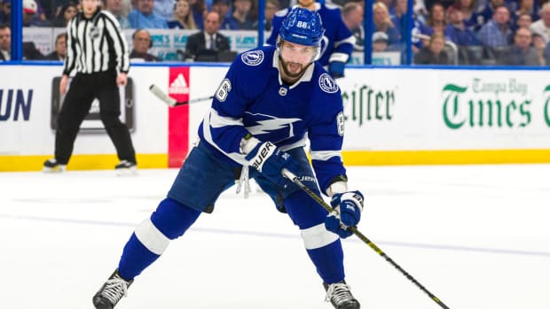 lightning-kucherov-100-points.jpg
